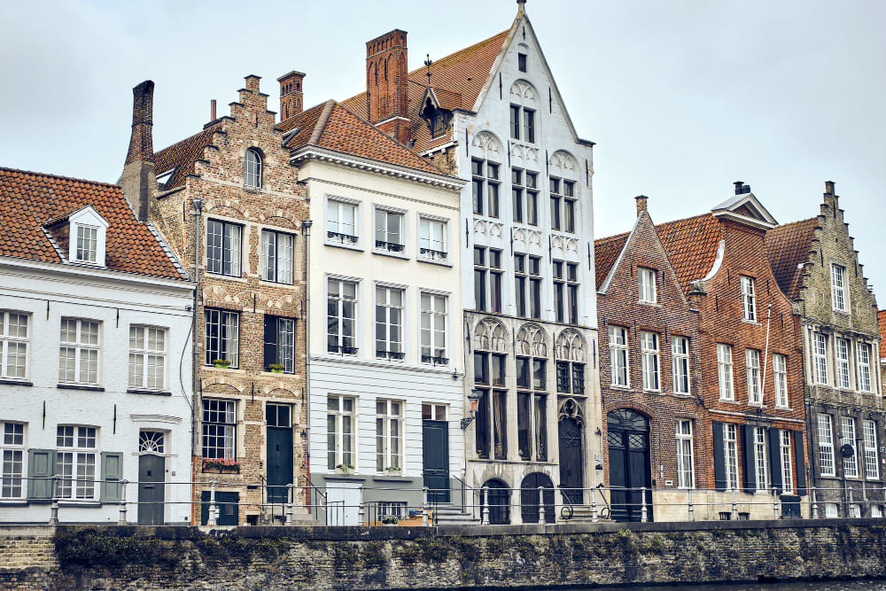 Luxe huizen langs een gracht