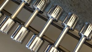 Chrome dumbbells op een rek, klaar voor gebruik in een compacte home gym