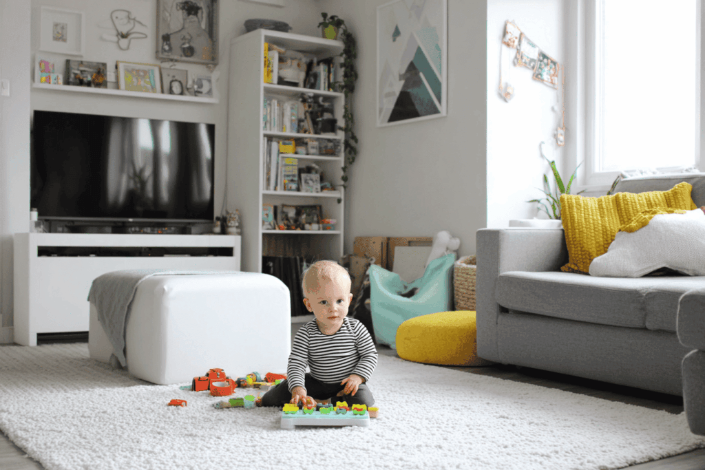Een jong kindje speelt veilig in de woonkamer