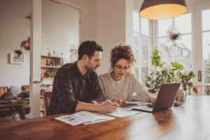 Afbeelding van een jong koppel dat op zoek is naar hun eerste koopwoning.