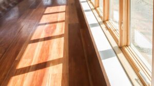 Stijlvolle woonkamer met diffuus licht dat door verfijnde raamdecoratie valt en een serene, luxueuze sfeer creëert