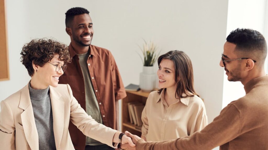 Professionals maken een positieve eerste indruk met uitstraling en expertise tijdens een zakelijke kennismaking.