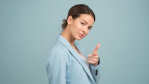 Vrouw in lichtblauw colbert straalt zelfvertrouwen uit, symbool voor succes met fiscale optimalisatie