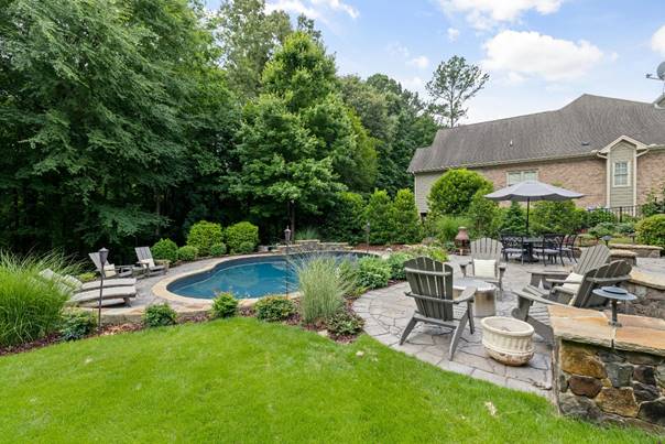 tuin met zwembad en heggen
